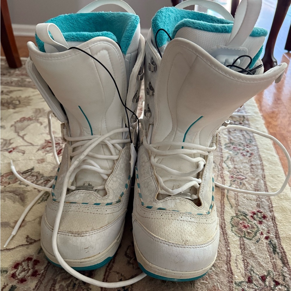 Snowboard boots